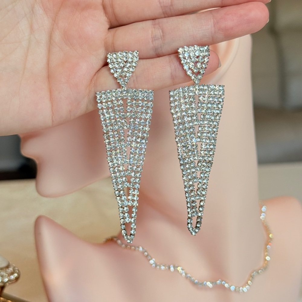 ⚜️ Luxury Silver Crystal Drop Earrings - Picture 9 of 9